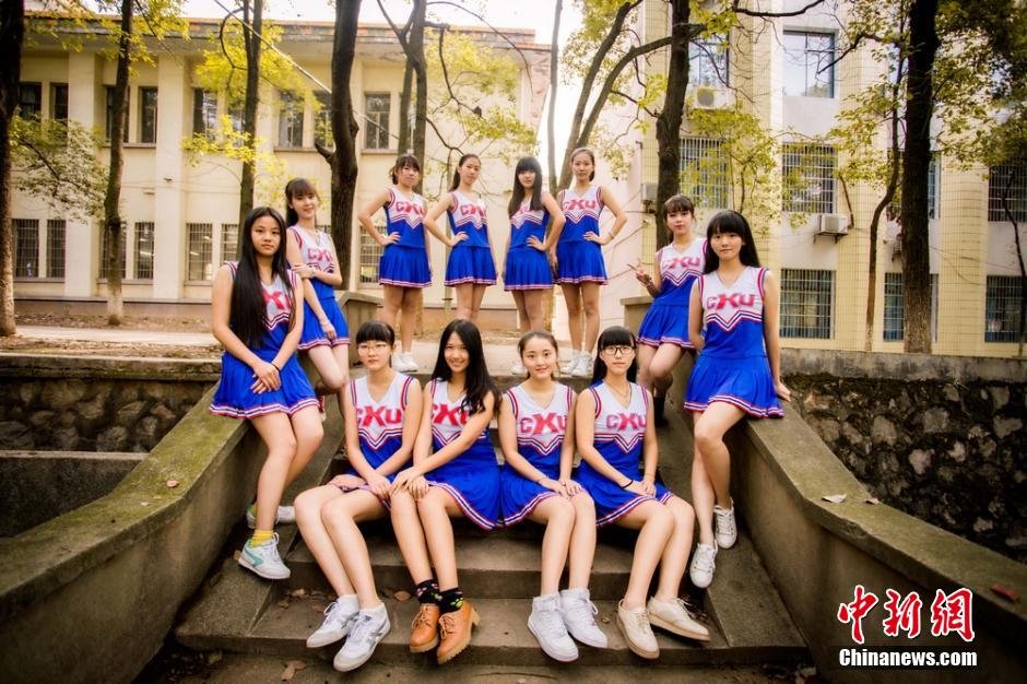 大学啦啦队宣传照走红 学员秀大长腿