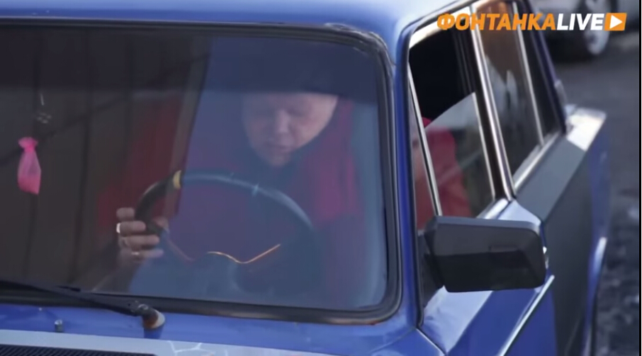 俄罗斯音乐人烧自己的宝马车支持国产