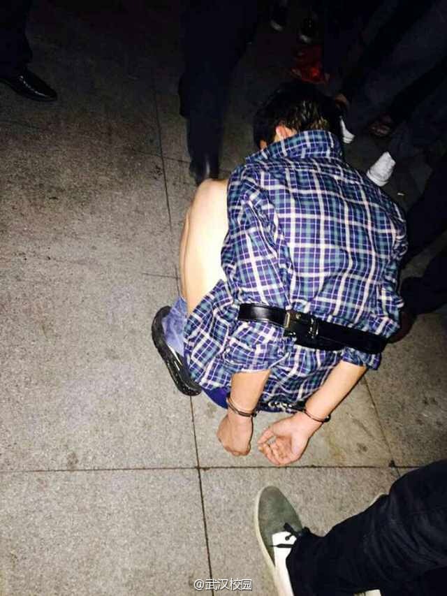 武汉：小偷在体校偷东西被围捕 自己报警让警察带走