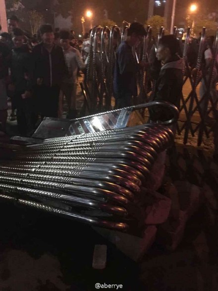 武汉：小偷在体校偷东西被围捕 自己报警让警察带走