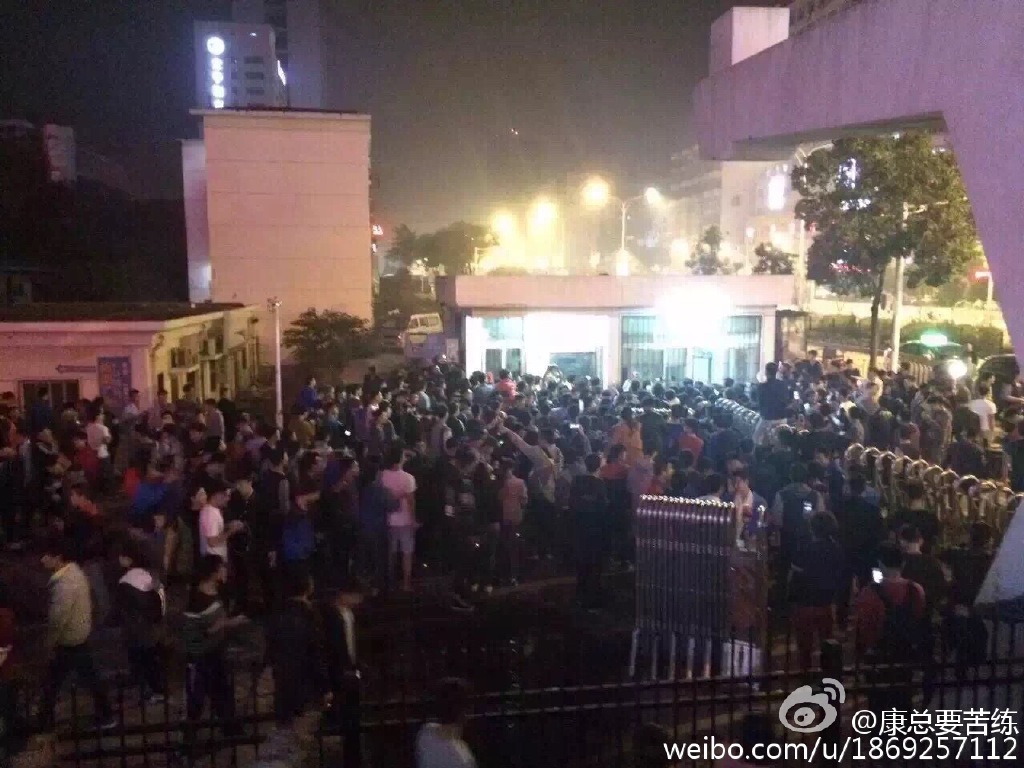 武汉：小偷在体校偷东西被围捕 自己报警让警察带走