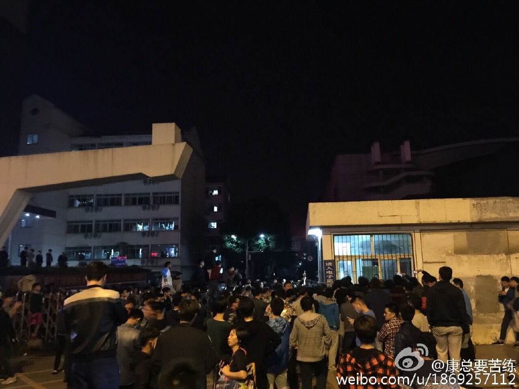 武汉：小偷在体校偷东西被围捕 自己报警让警察带走