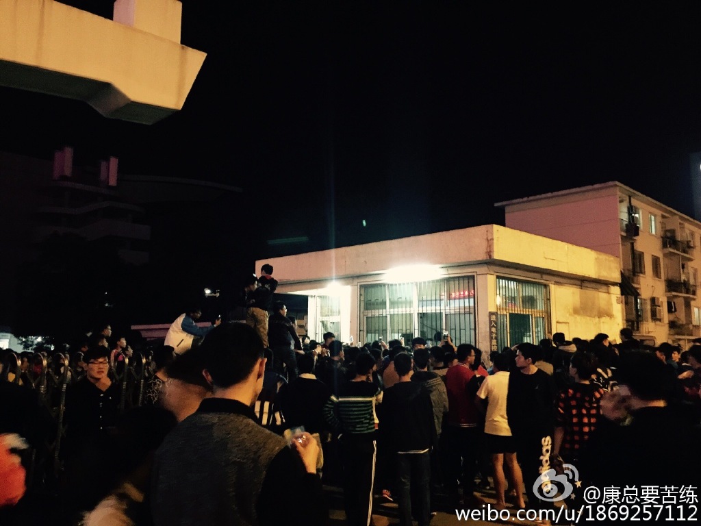 武汉：小偷在体校偷东西被围捕 自己报警让警察带走