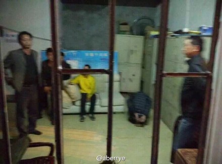 武汉：小偷在体校偷东西被围捕 自己报警让警察带走