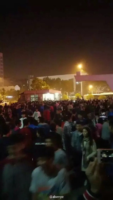 武汉：小偷在体校偷东西被围捕 自己报警让警察带走