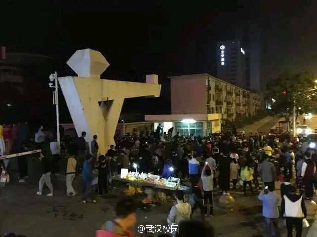 武汉：小偷在体校偷东西被围捕 自己报警让警察带走