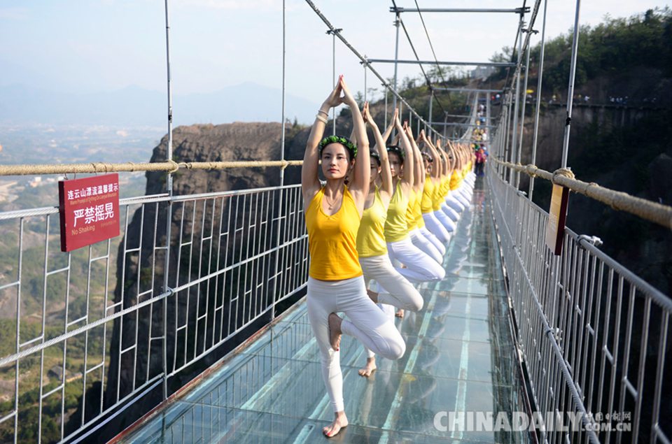 百名瑜伽美女高空玻璃吊桥展技艺