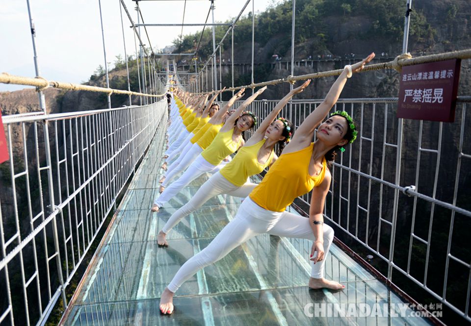 百名瑜伽美女高空玻璃吊桥展技艺