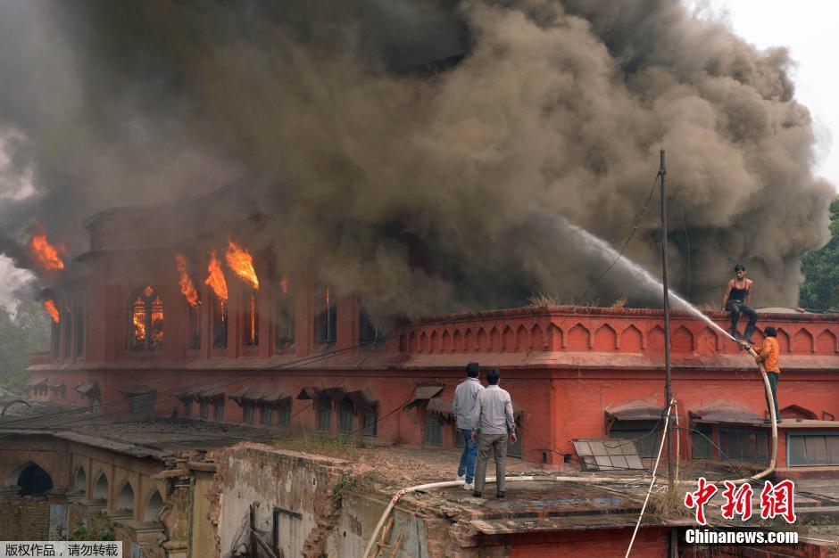 印度一政府大楼疑因电线短路起火