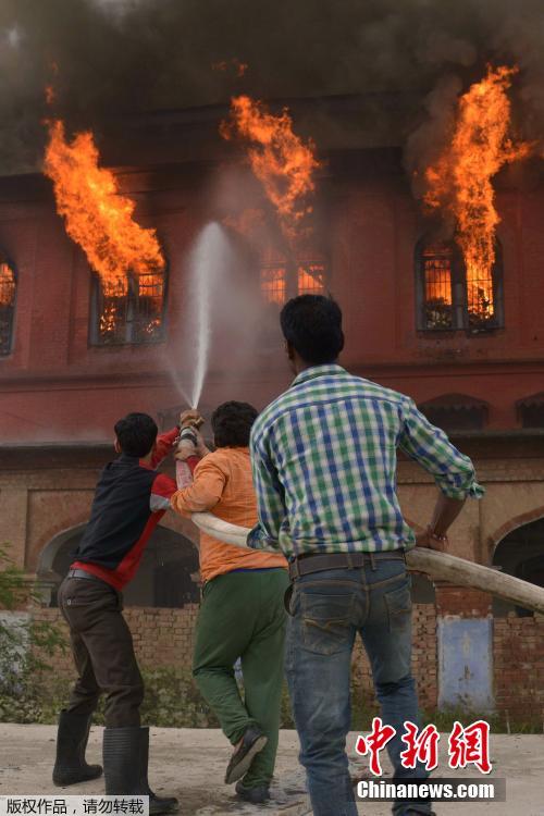 印度一政府大楼疑因电线短路起火