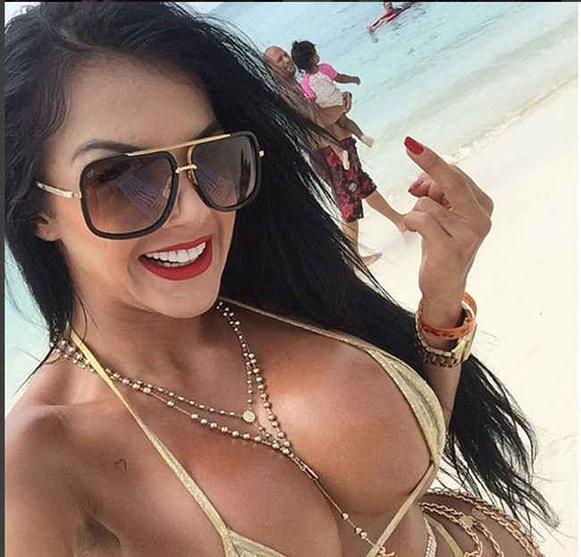 委内瑞拉女模7年整形20次 变巨胸蜂腰卡通身材