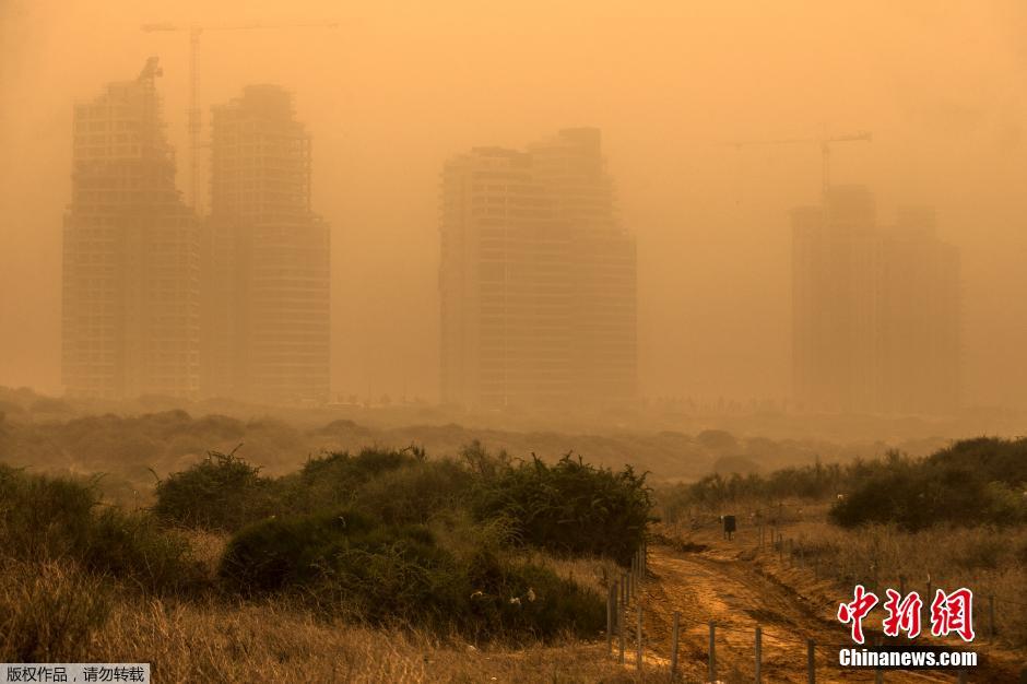 以色列遭遇沙尘天气 城市昏黄一片