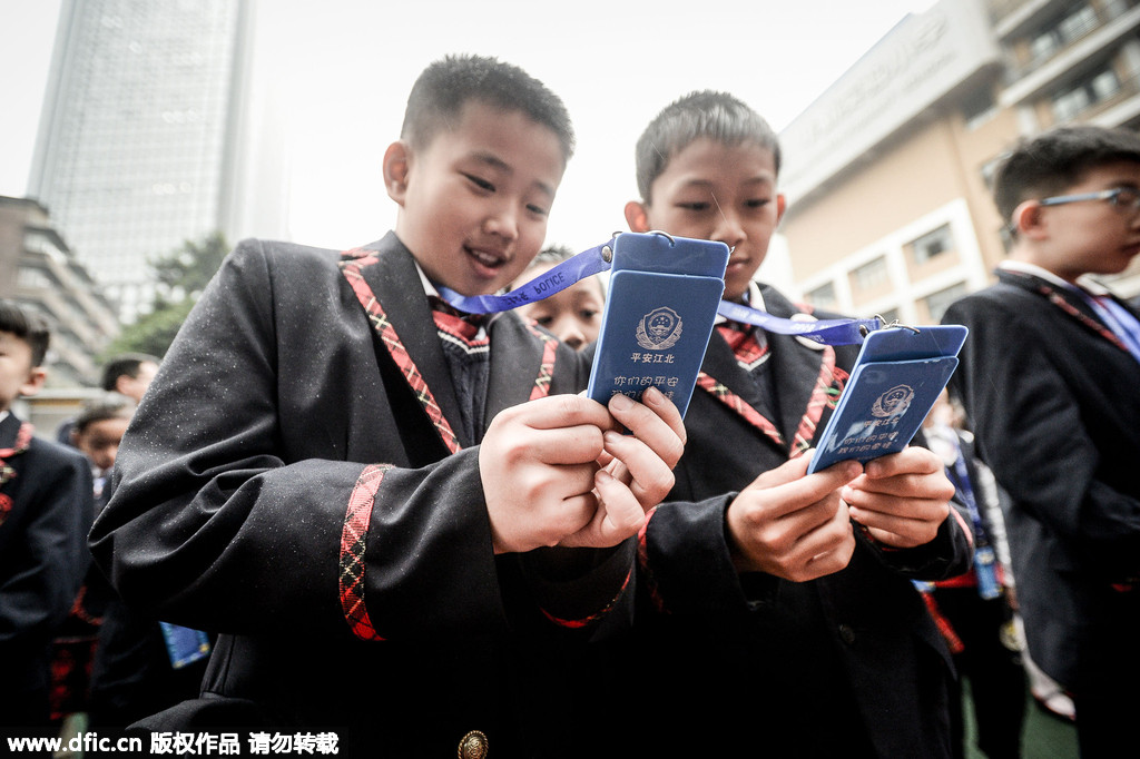 重庆:江北三万小学生 人人一张安全卡[1]