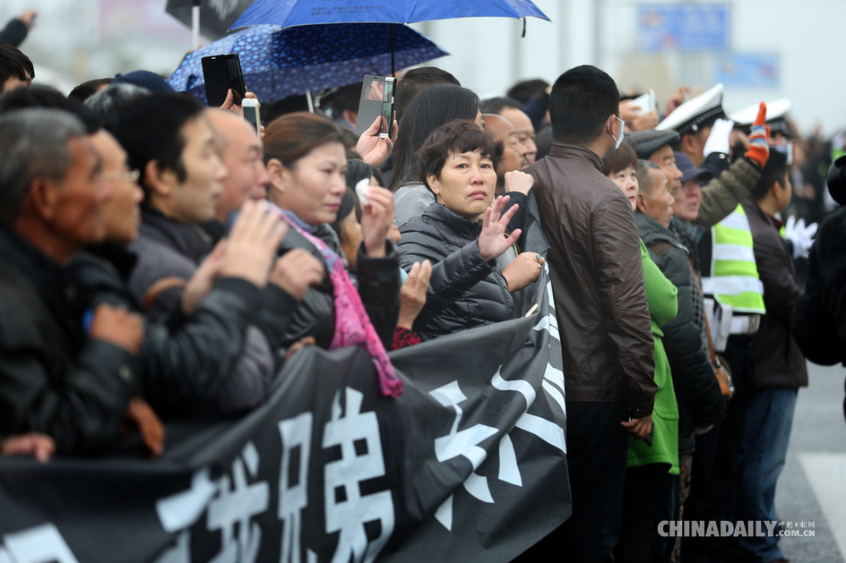 洛阳被袭民警追悼会举行 各界人士送别