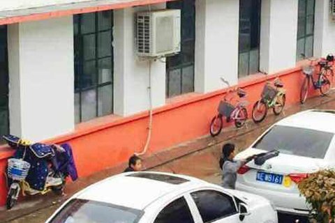 陕西渭南一小学 学生雨天给校长洗车