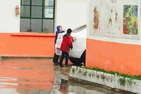 陕西渭南一小学 学生雨天给校长洗车