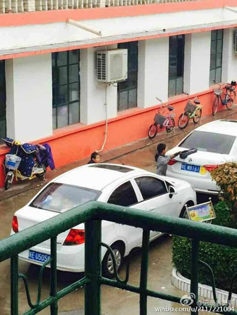 陕西渭南一小学 学生雨天给校长洗车