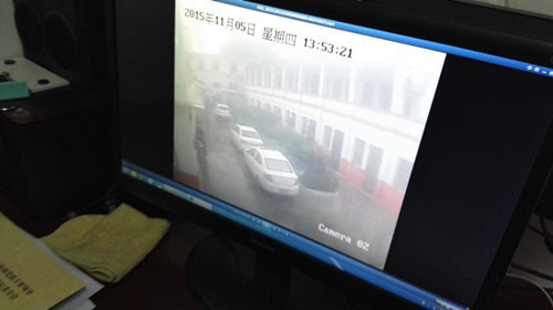 陕西渭南一小学 学生雨天给校长洗车