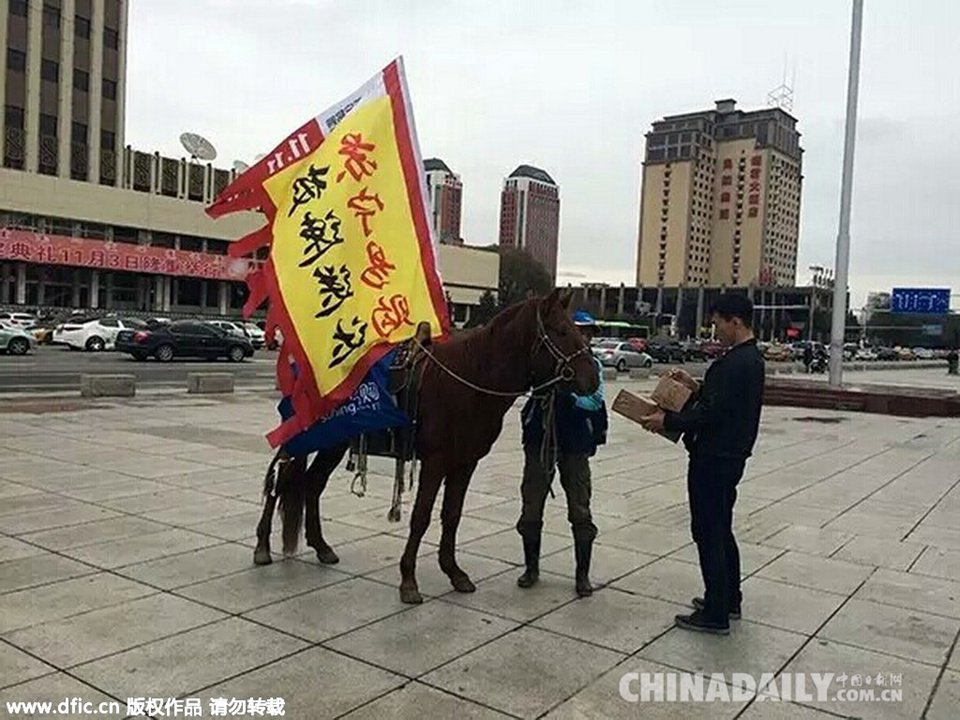 呼和浩特电动三轮禁行 快递哥扛战旗骑马送快递