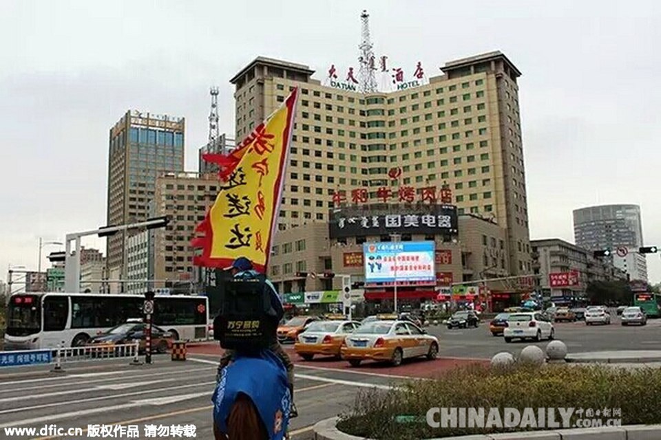 呼和浩特电动三轮禁行 快递哥扛战旗骑马送快递