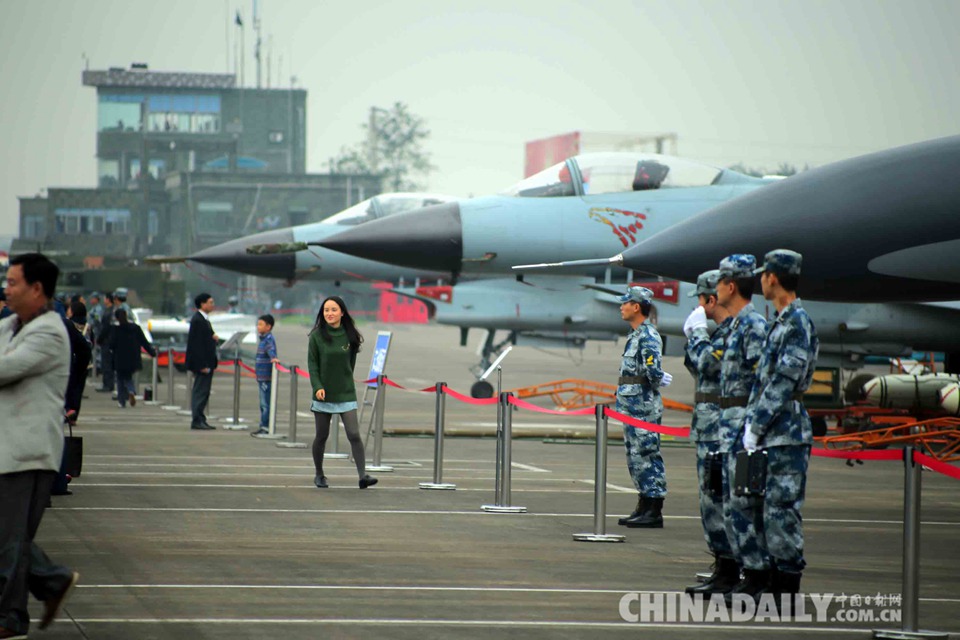 重庆空军营地迎客 现场欣赏歼11战机起降