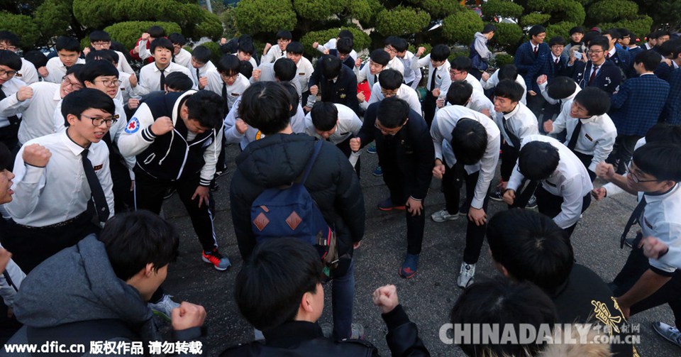 韩国高考 学弟妹跪地为考生加油打气