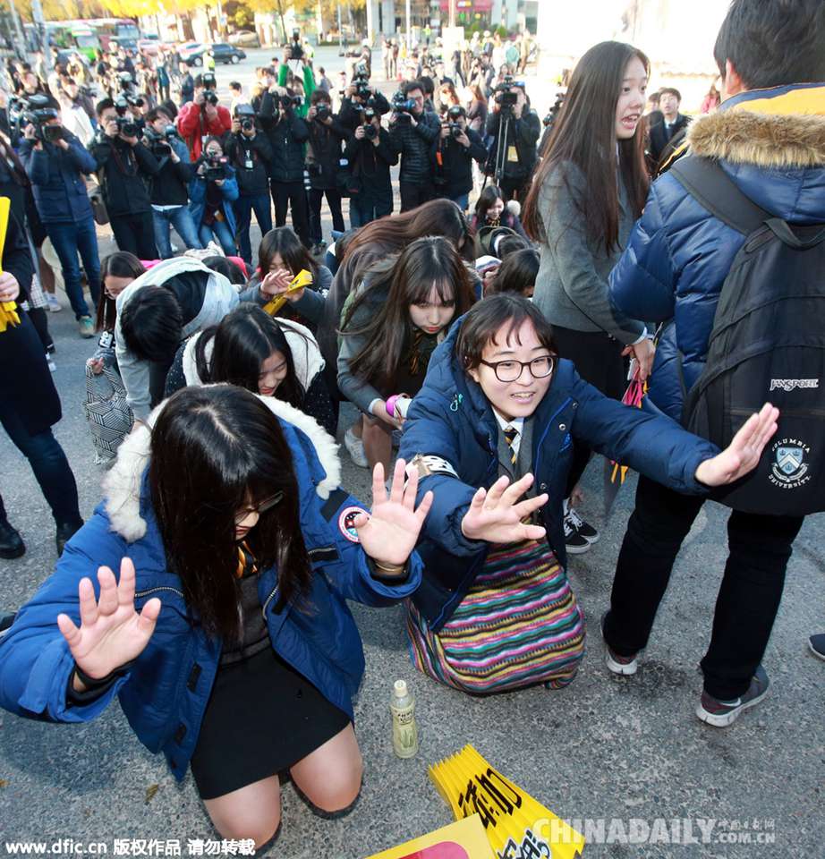 韩国高考 学弟妹跪地为考生加油打气