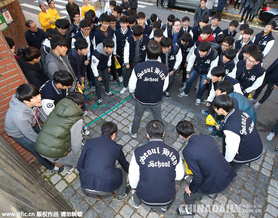 韩国高考 学弟妹跪地为考生加油打气