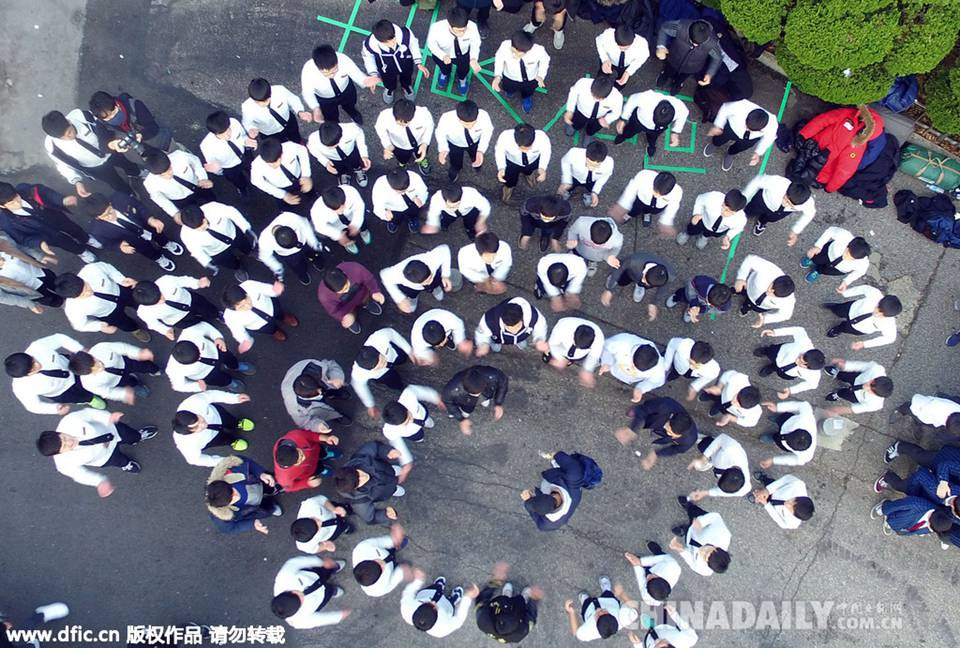 韩国高考 学弟妹跪地为考生加油打气