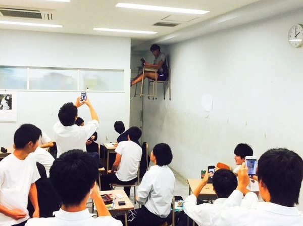 日本一高中生“悬浮”课堂恶搞引发网络热议