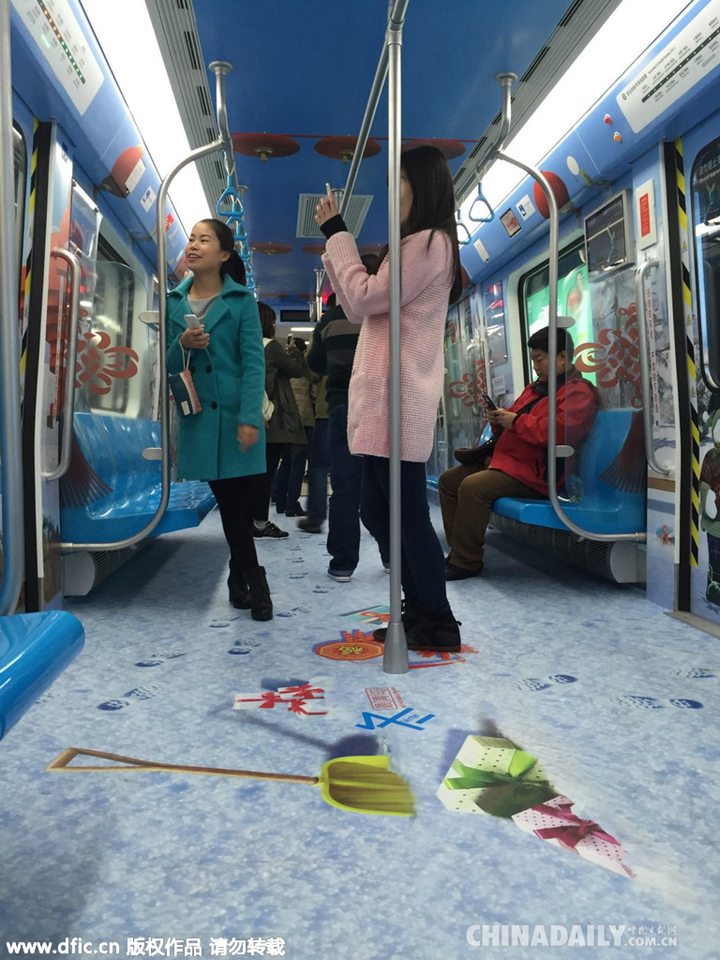 青岛海滨风情地铁引市民车厢内“冲浪”