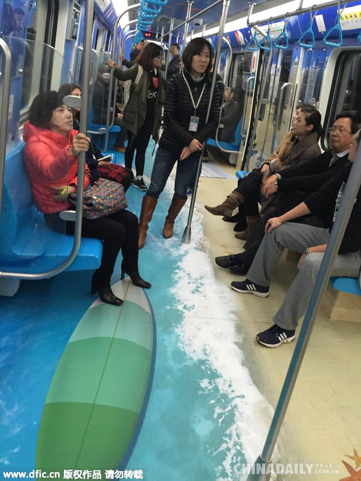 青岛海滨风情地铁引市民车厢内“冲浪”