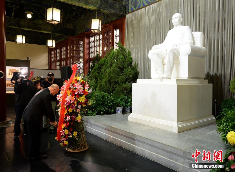 纪念孙中山诞辰149周年 各界人士拜谒中山陵