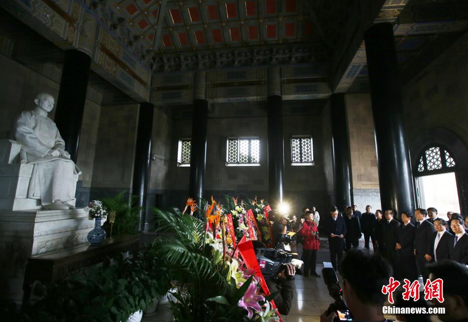 纪念孙中山诞辰149周年 各界人士拜谒中山陵