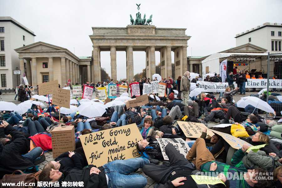 德国民众勃兰登堡门前躺尸 抗议国内住房危机