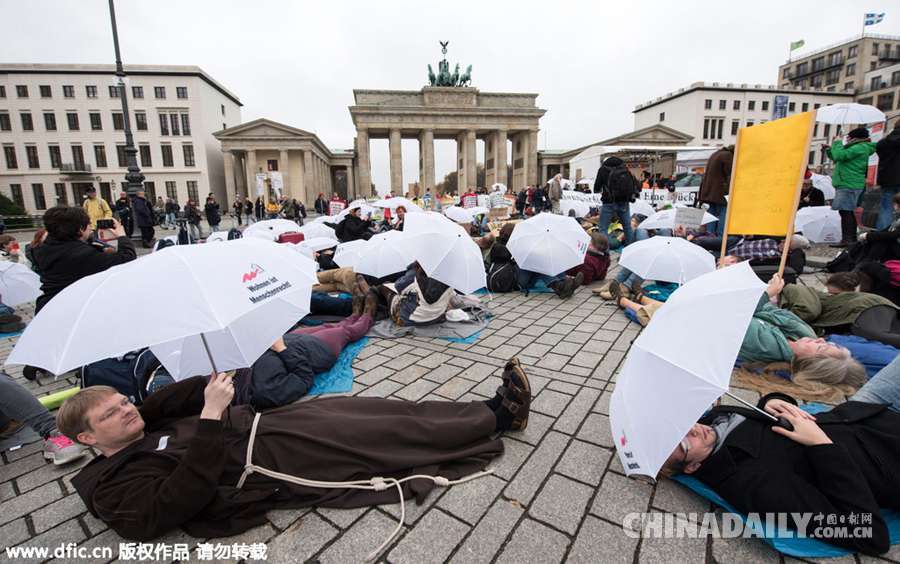 德国民众勃兰登堡门前躺尸 抗议国内住房危机