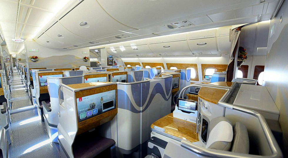 全新a380的商务舱可容纳58人,且座位平放长度达2米,能让乘客完全