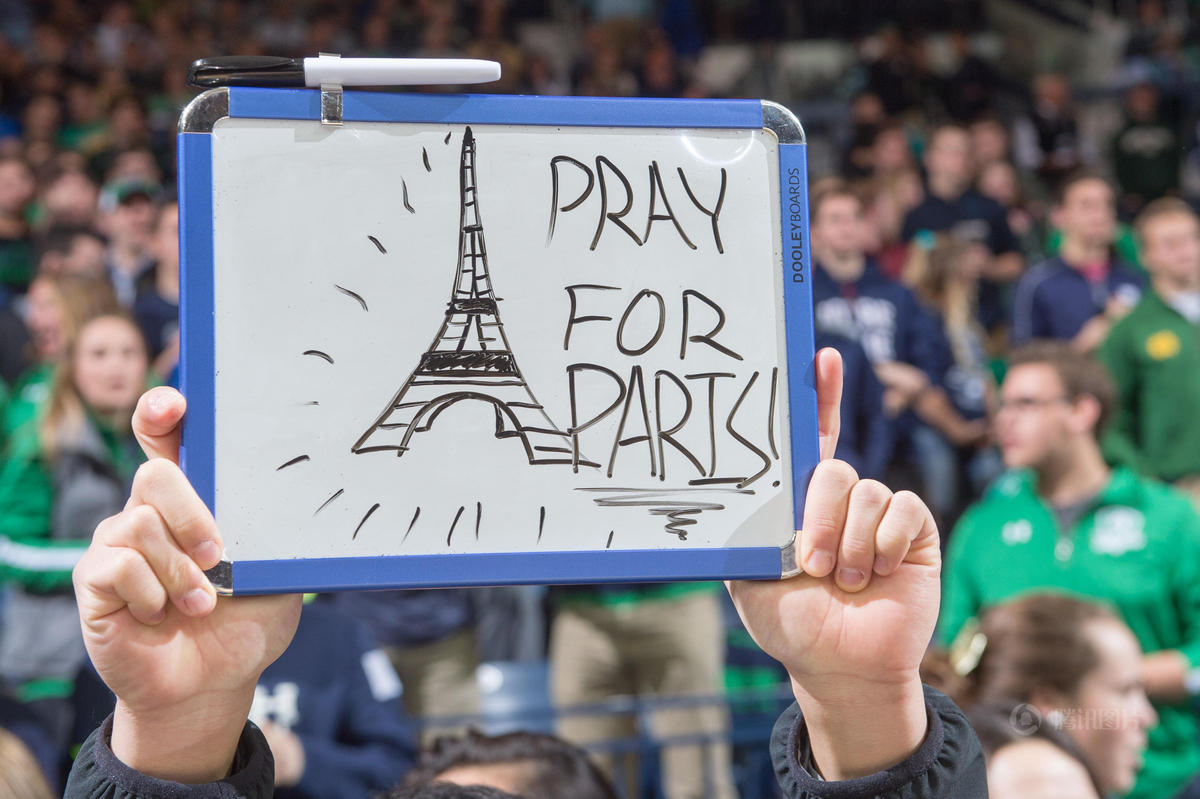 多国悼念巴黎恐怖袭击事件遇难者