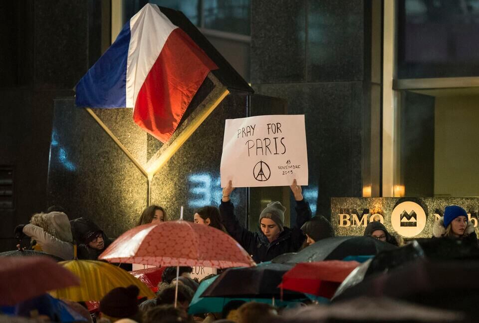 加拿大蒙特利尔数百群众自发集会 声援巴黎人民