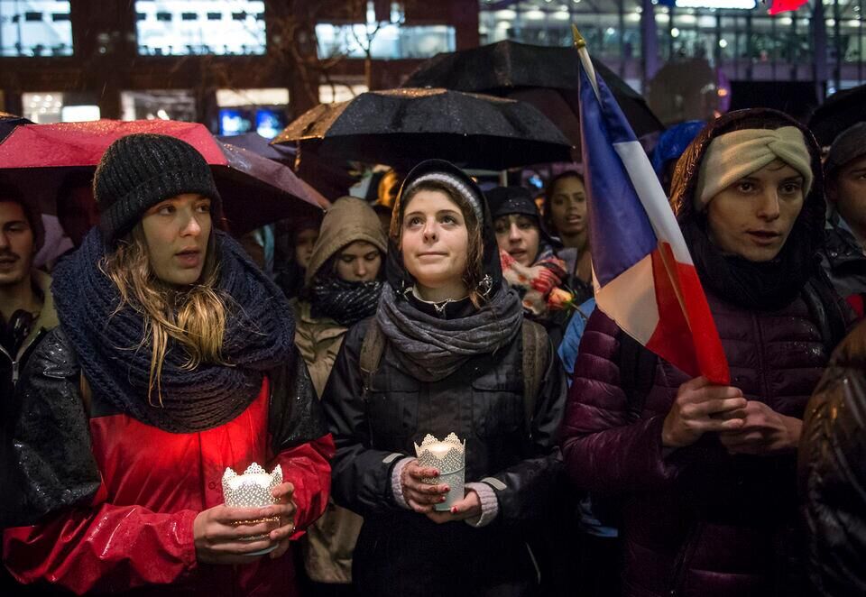 加拿大蒙特利尔数百群众自发集会 声援巴黎人民