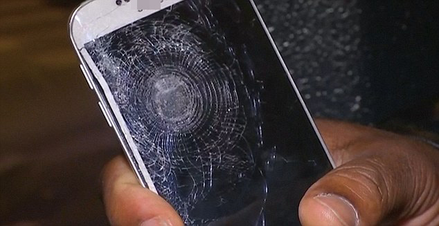 巴黎恐袭：男子靠手机抵挡子弹捡回一条命