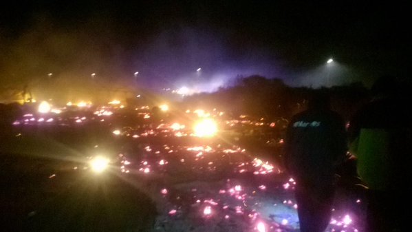 法国加莱难民营燃起大火