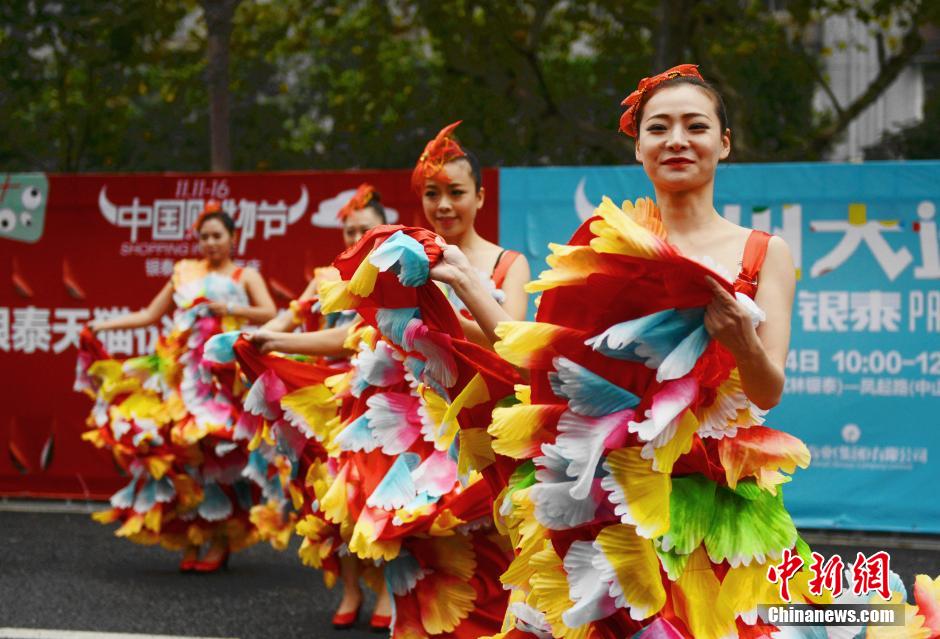 杭州街头举行“购物节”主题大巡游