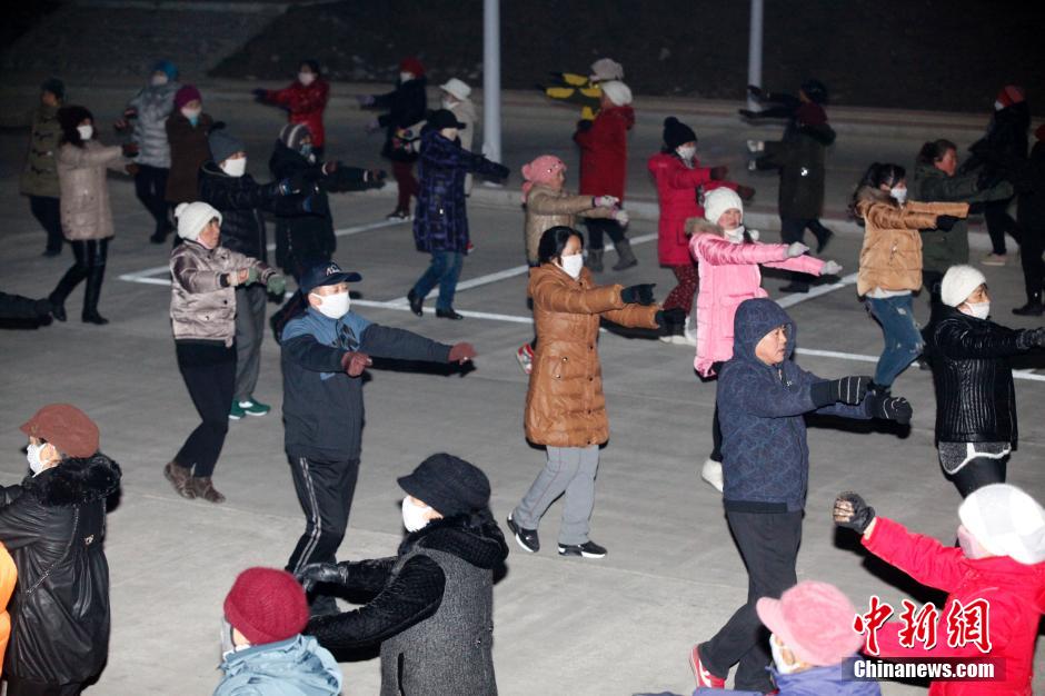 东北大妈雾霾天全副武装跳广场舞