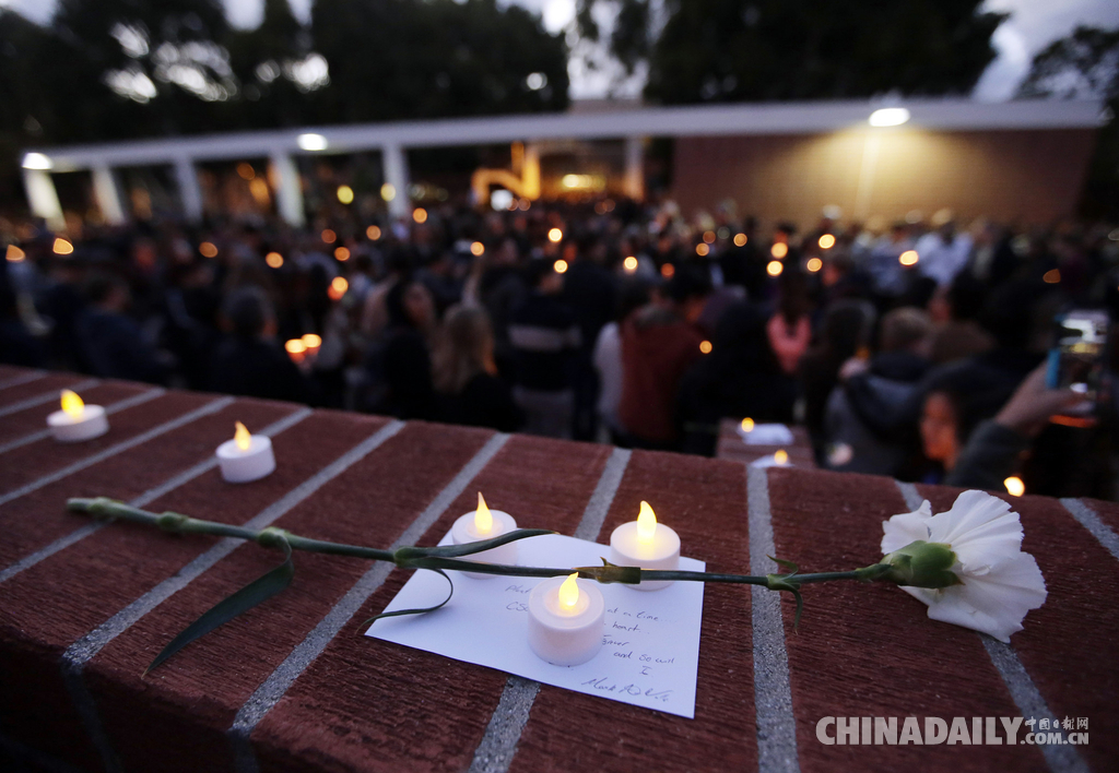 美国大学生烛光守夜 悼念巴黎恐袭遇难同学