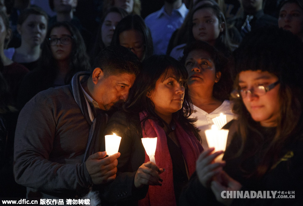 美国大学生烛光守夜 悼念巴黎恐袭遇难同学