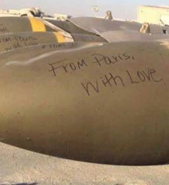 美军在轰炸IS炸弹上写“来自巴黎的爱”字样