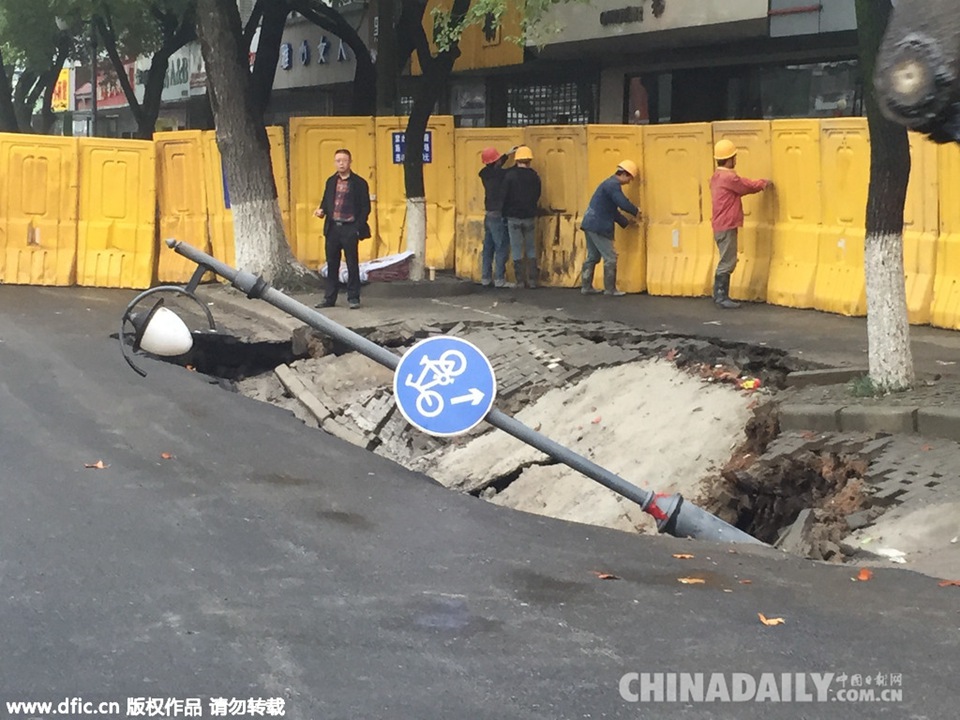 南京一路面半个月塌陷五次引拥堵