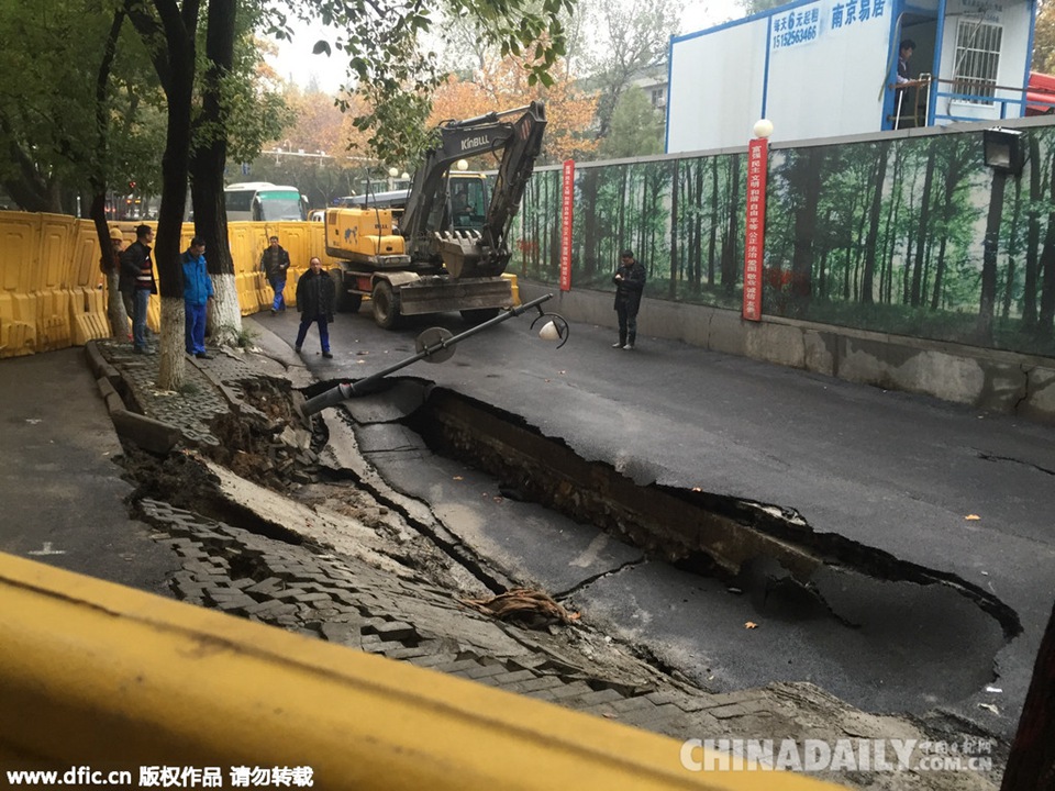 南京一路面半个月塌陷五次引拥堵