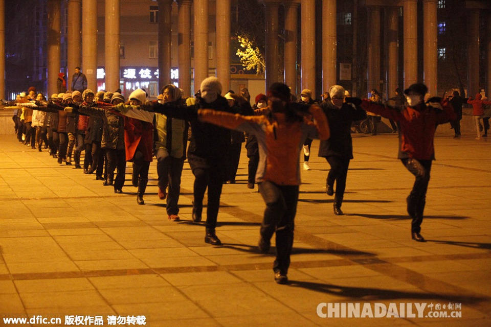 黑龙江大妈全副武装跳广场舞应对雾霾